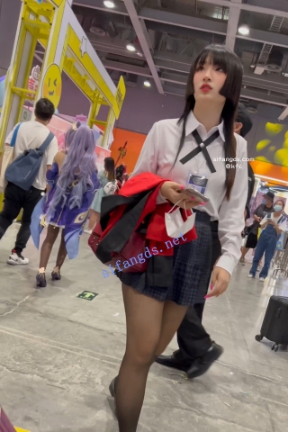 trump1160【KFC】制服JK学生妹和同学逛街拍照。黑丝袜白内前后CD