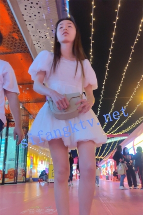 【XLBCD】0251白色连衣裙小姐姐，紫色白边NN撅着PG给你拍