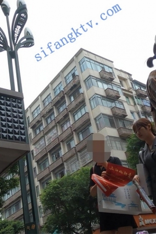 kc377（空城原创）发传单的灰裙妹子，一路跟拍薄丝红N夹翅膀