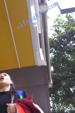 kc305（空城原创）校门口接孩子的黑裙肉丝少妇，红N夹翅膀