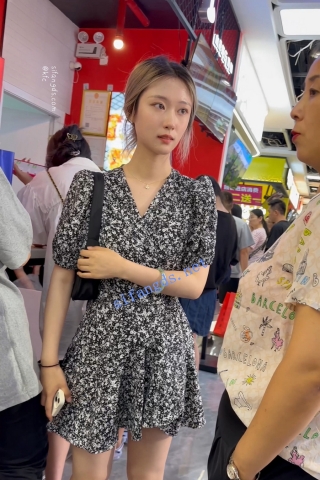 trump1267【KFC】碎花裙学生妹逛街·长相清秀身材不错·白色内内前后CD