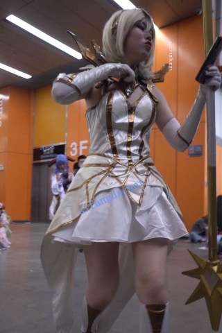 【xxn-152】拉克丝cos小姐姐逛街..一路跟拍可爱草莓内