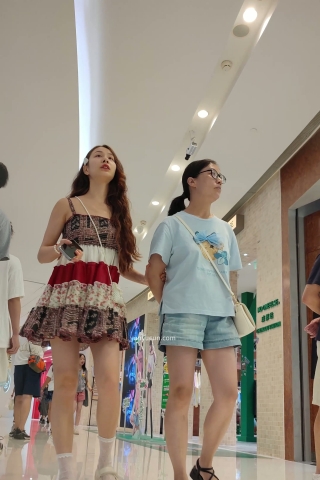 XM217高颜值连衣裙小姐姐和妈妈逛商场，白色内