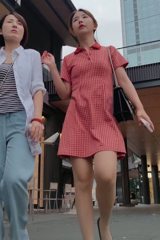 XM196红色连衣裙肉色丝袜少妇和家人吃饭，白色内内