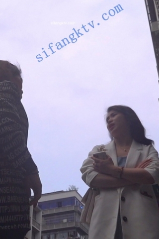 kc350（空城原创）CD和朋友街边聊天的美艳少妇，薄丝黑N