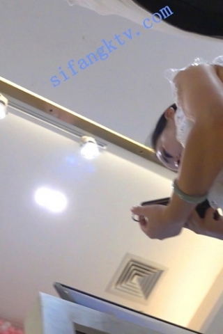 kc03（空城原创）和朋友逛商场的白裙妹子穿着干净的白色透明NN