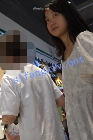 kc799（空城原创）一大早和男友超市买菜的小姐姐，蓝N包裹肉臀