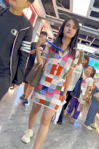 trump1183【KFC】长裙少妇和男友逛街买奶茶。白色骚窄内前后CD