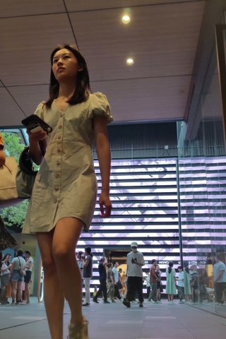 XM240绿色连衣裙小姐姐排队等吃饭，黄色内内