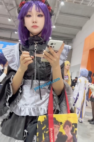 trump1365【KFC】学生妹COSER独自逛街·蕾丝网袜粉色内·一直盯着相机看