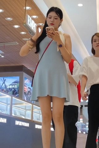 XM135气质美腿少妇逛街