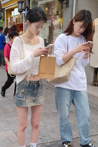 XM158蓝色牛仔短裙身材很好小姐姐专心看手机，抄底粉色内