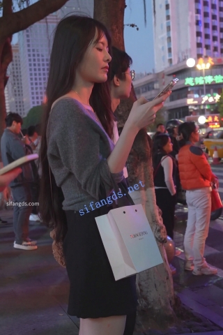 (BC-AA-402)小姐姐和男友逛街..半透明圆点内弯腰露屁股缝