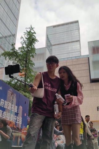 XM268格子短裙长靴小姐姐和男朋友逛街，白色内内