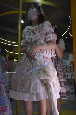 【xxn-245】花裙小姐姐卡通透明内..背面屁股缝正面露黑色