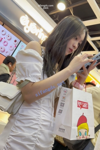 trump1105【KFC】极品美女 白色草莓内内 和男友聊天一直开心的笑