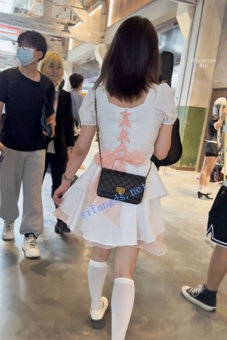 trump1184【KFC】可爱甜妹和男友逛街·长裙白袜却穿了透明内·前面漏洞