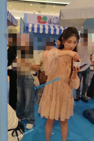 XM397粉色连衣裙美女商场搞活动打卡拍照，白色窄内屁股半透明