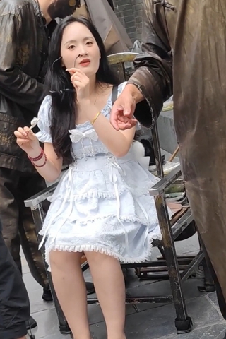 XM103蓝色连衣裙少妇网红小铜人打卡拍照，黄色内