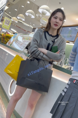 trump1169【KFC】两个短裙少妇逛街。灰色内内黑色骚窄内一箭双雕