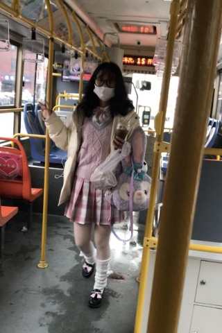 TK389-原创 投稿 抄底jk粉裙网袜眼镜妹子