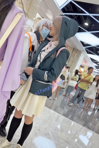 trump1206【KFC】短裙学生妹和同学逛街·累了坐在地上给你看可爱内内