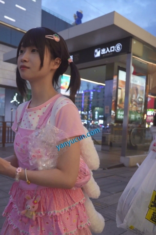 (BC-SSS-105)三个萝莉一起逛街..透明丝袜配蕾丝内裤外纯内骚