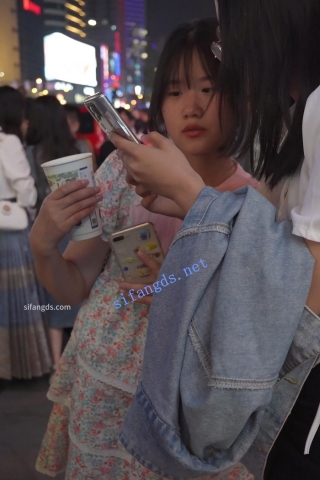 (BC-AA-395)花裙小学妹站到台阶上拍照..台阶下低角度前后CD