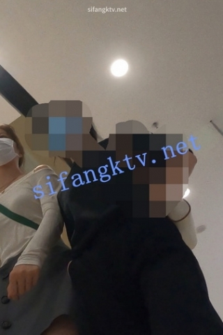 kc586（空城原创）和朋友逛商场的短裙口罩小姐姐，粉N肉臀