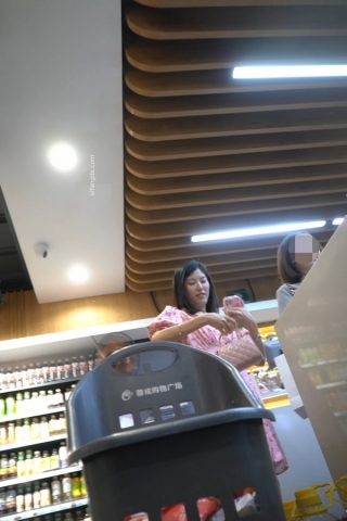 kc1483（空城原创）花裙美少妇逛超市，天蓝蕾丝透明N紧裹肉臀