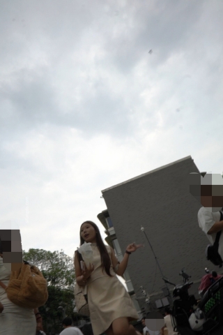 kc1593（空城原创）黄裙小少妇和朋友逛街，黑白条纹N包裹肥臀