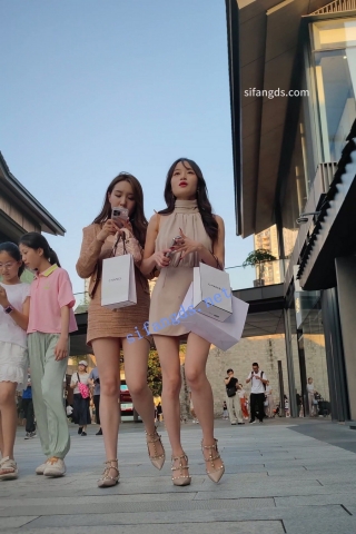 CS074【CSCD】灰色连衣裙美女和闺蜜逛街，白色内内