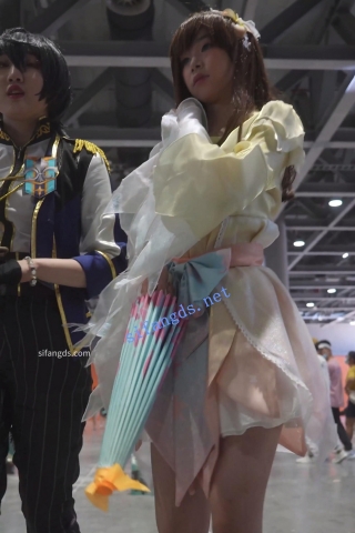 【xxn-237】娜可露露cos小姐姐逛街..粉窄内勒出明显13缝