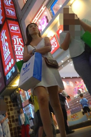 kc1492（空城原创）白裙美少妇和朋友逛街，肉色无痕N包裹肉臀