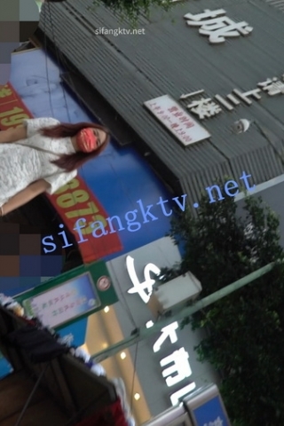 kc853（空城原创）和朋友逛街的白裙小姐姐，米白NN包裹肉臀