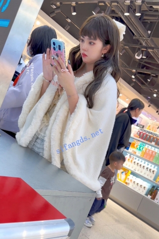 trump1265 【KFC】学生妹逛街专注玩手机·上身绒服下身光腿·白色半透内