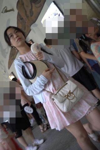 kc1504（空城原创）粉裙小姐姐逛公园，可爱图案粉N包裹小翘臀