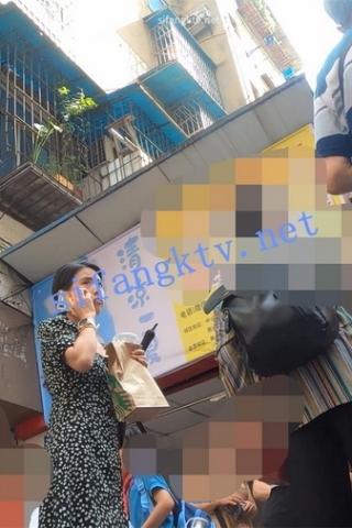 kc684（空城原创）再遇kc668美艳少妇接孩子，黑裙米白N包裹肉臀