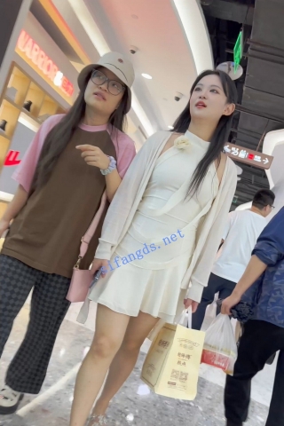 trump1128【KFC】短裙靓女和闺蜜逛街。无痕内内前后CD