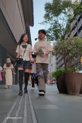 CS069【CSCD】JK黑丝小姐姐和男朋友逛街，白色窄内