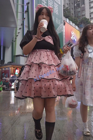 (BC-AA-529)小吃街抄底粉色lo裙美女..透气内正面隐约露黑色