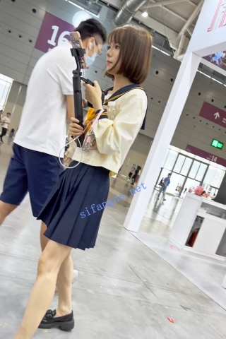 trump1148【KFC】女主播专注直播·时不时弯腰讲产品·花纹内都露出来了