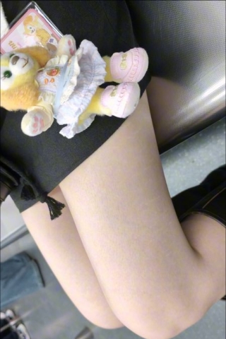 mt023【独家原创】妹子挂载娃娃的黑短裙显长白腿