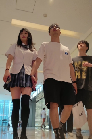 XM220黑丝JK美女和男朋友出来玩，白色内内