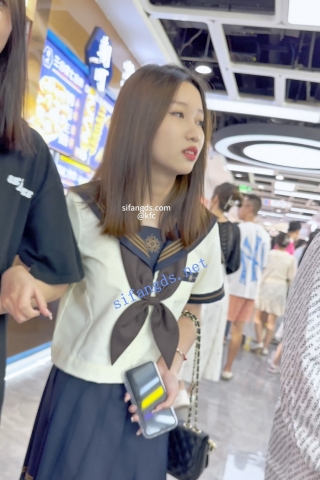 trump1089【KFC】制服JK学生妹和男友逛街。白色内内低角度CD