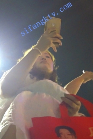 kc21（空城原创）前C商场门口看表演的白裙少妇白色蕾丝透明NN