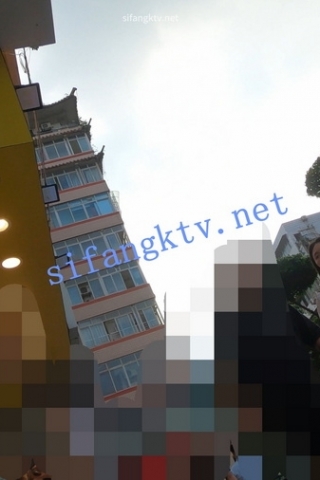 kc568（空城原创）和男友逛街的白裙小姐姐，肉色N半边夹进肉臀