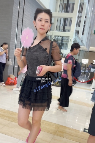 trump1149【KFC】少妇和男友逛街。黑短裙红色窄内前后CD