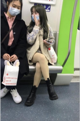 TK383-投稿 原创 电梯抄底肉丝美少女