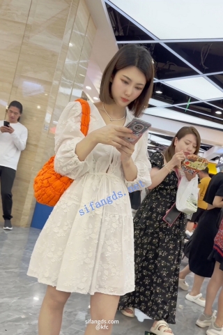 trump1099【KFC】白色长裙少妇。透明内内包裹着黑森林。360度无死角CD